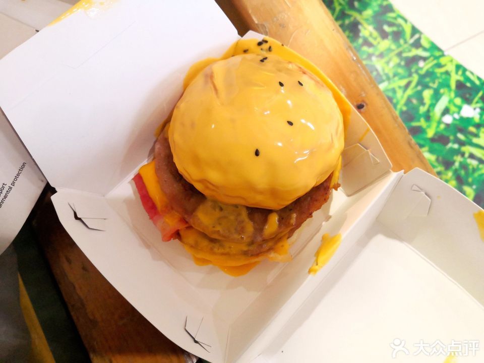 芝士熔岩牛肉堡图片