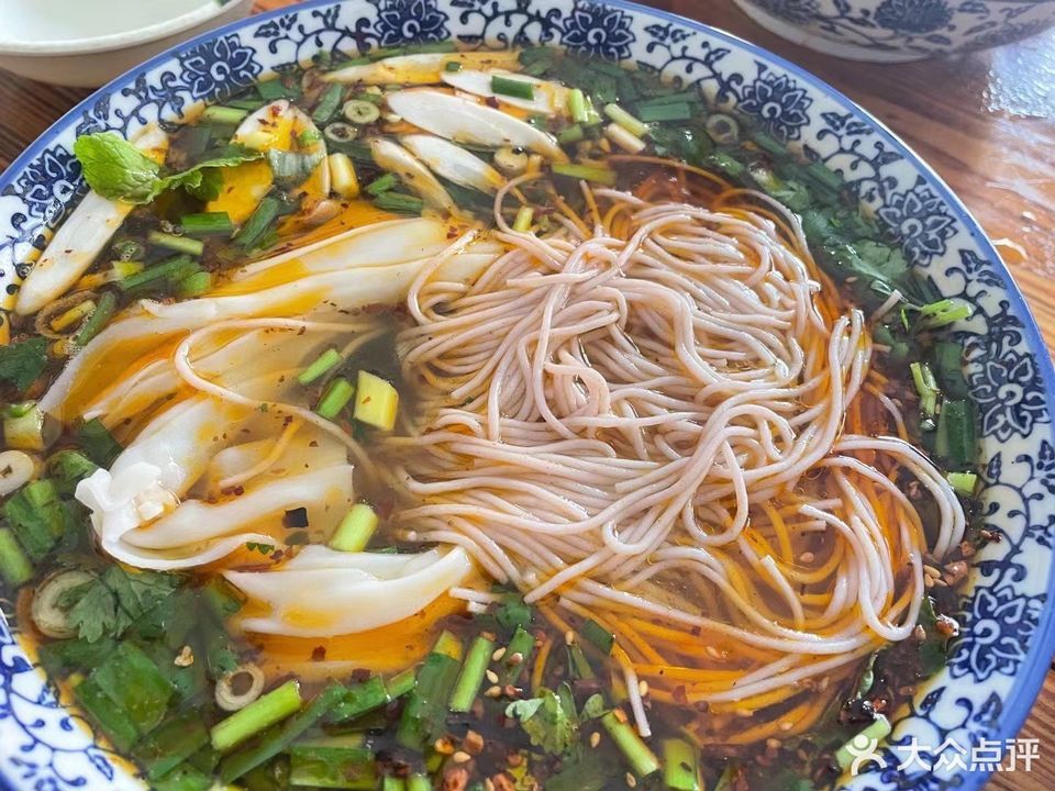 建水弘禧园草芽米线