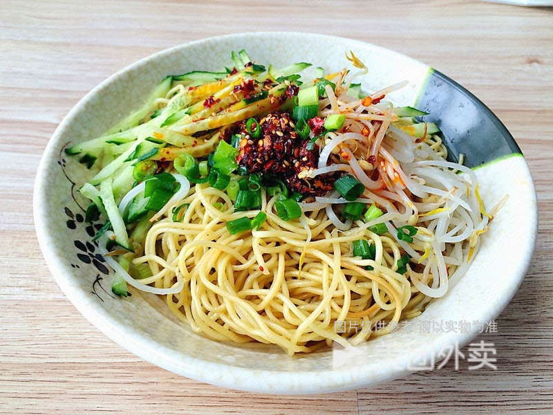 麻汁黄瓜凉面图片