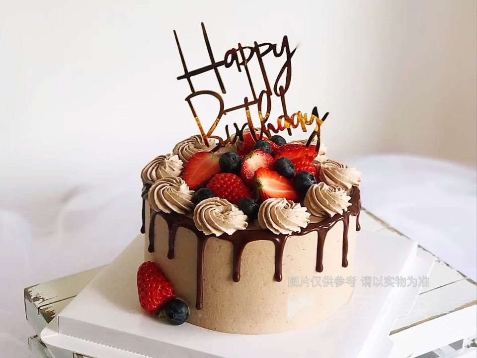 巧克力滴落草莓创意生日蛋糕图片