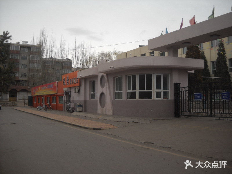 在哪儿):包头市昆都仑区民族东路乌兰小区电话:团结大街第四小学地址