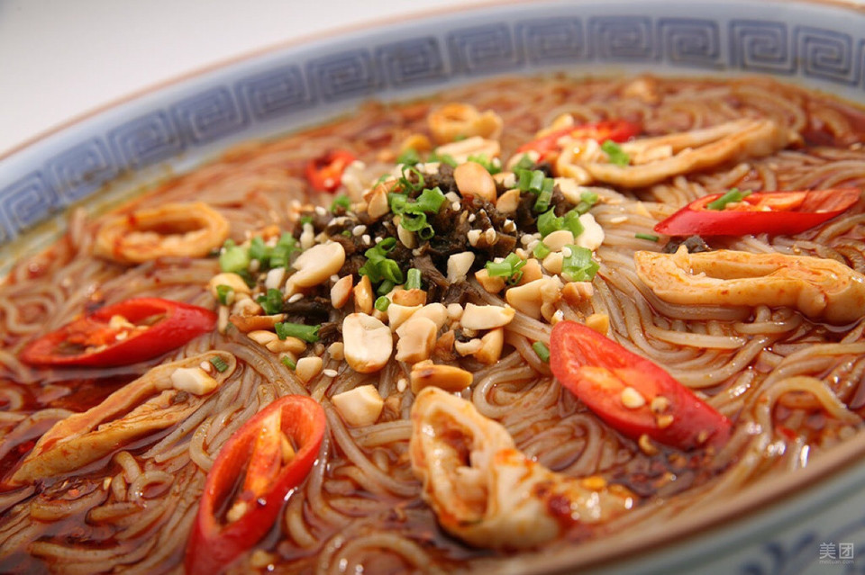 招牌酸辣粉 青椒香菇牛肉盖饭