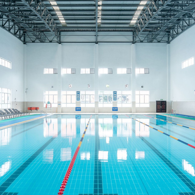 > 柳钢游泳馆