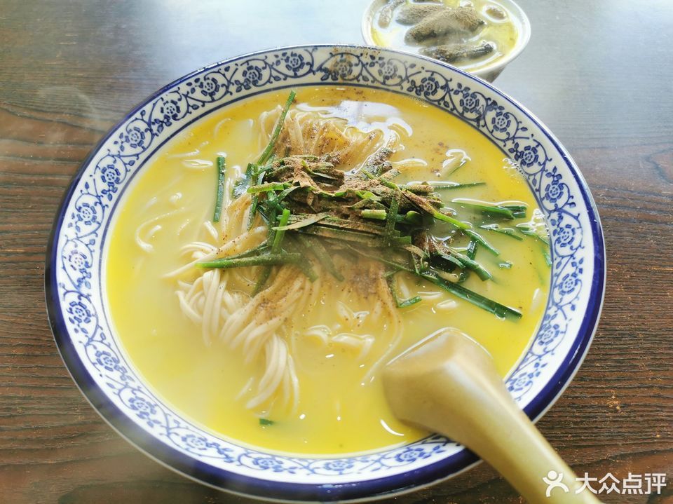干拌长鱼面推荐菜:泛水长鱼面位于扬州市宝应县安宜东路83-2号