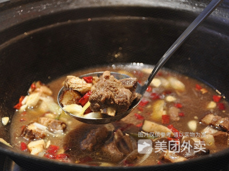 排骨笨鸡锅东北乱炖推荐菜:香村柴火铁锅炖位于呼伦贝尔市额尔古纳市
