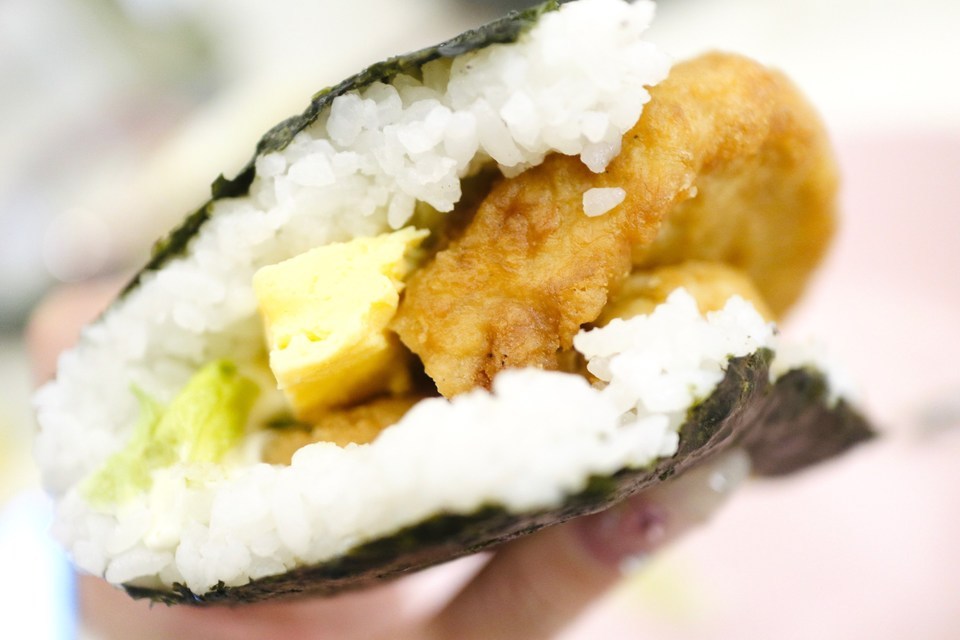 薯香嫩蛋植物炸鸡大口饭团图片