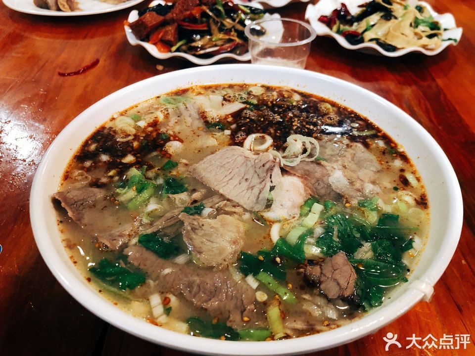 推荐菜:羊肉鲜汤饸饹面(夷山大街店)位于开封市龙亭区宋城路夷山大街