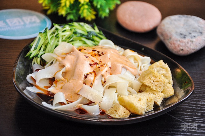 经典麻汁凉皮图片