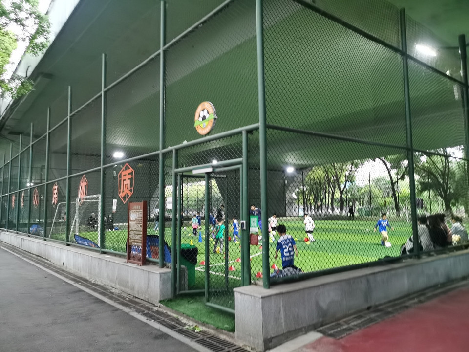 > 陆港运动公园