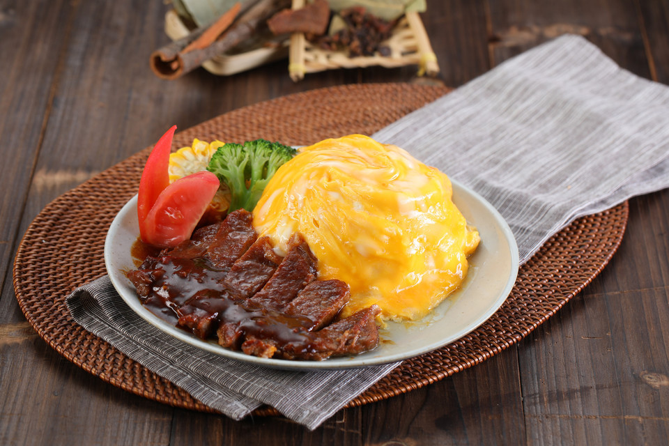 西冷牛扒蛋包饭图片