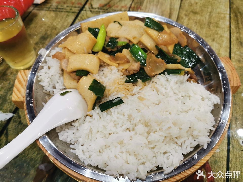 千頁豆腐炒肉木桶飯圖片