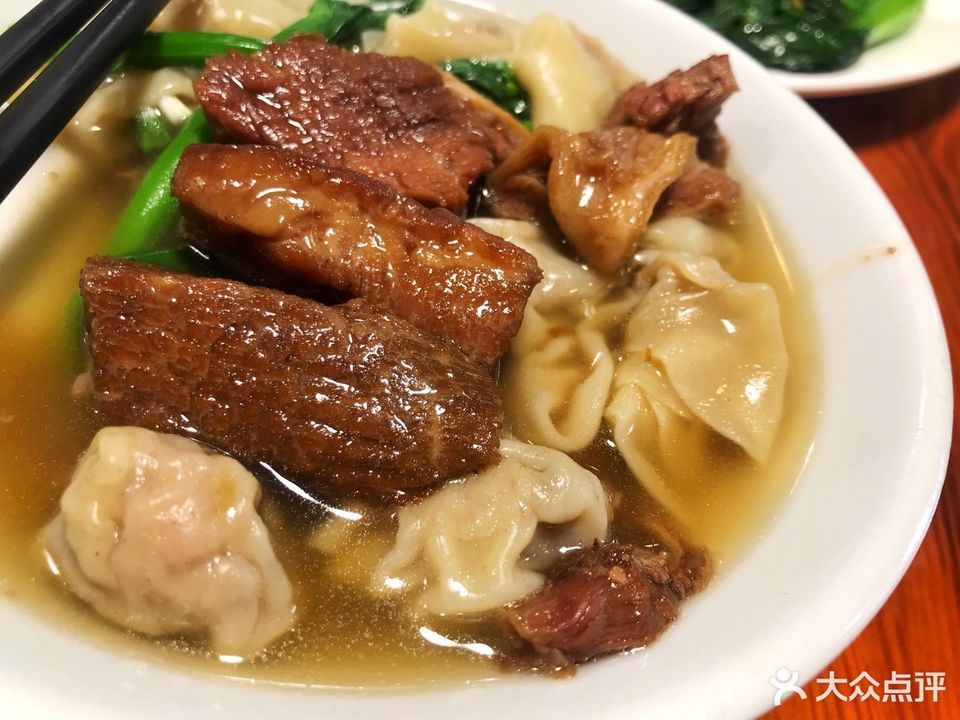 牛腩云吞面图片