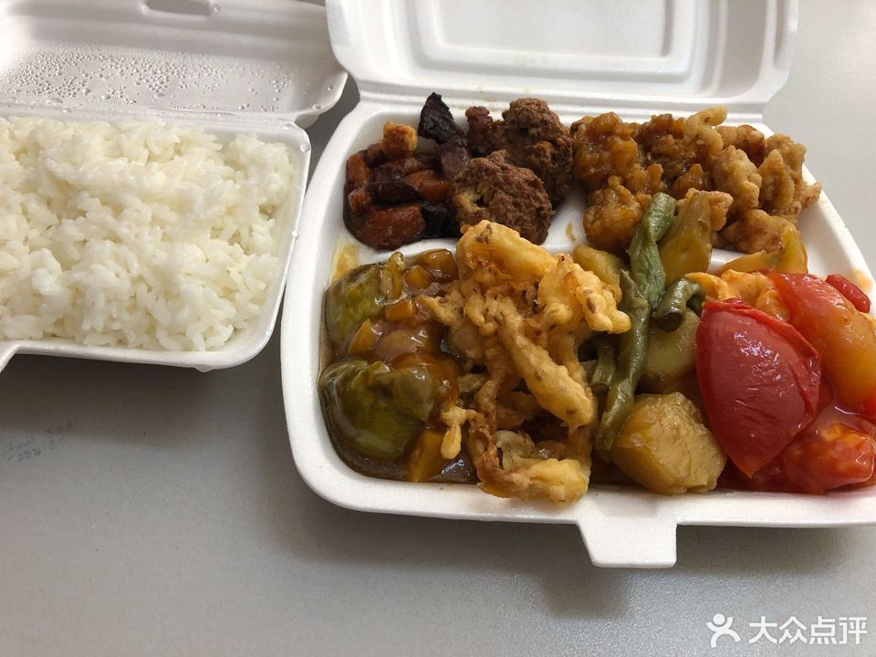 推荐菜:王记快餐盒饭位于沈阳市和平区三好街与三好街圣春巷交汇处