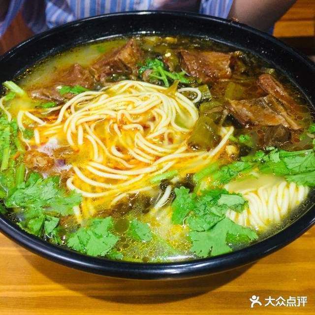 特色酸菜红烧牛肉面图片