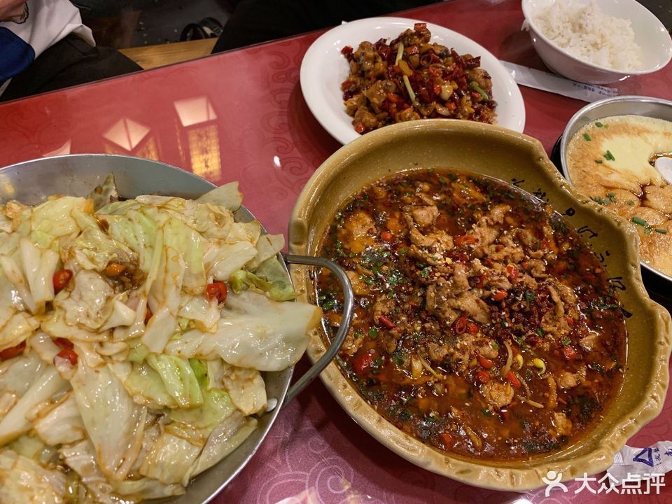 黃豆燒雞腳辣子雞推薦菜:水煮肉片燒菜館位於南昌市新建區長麥南路長