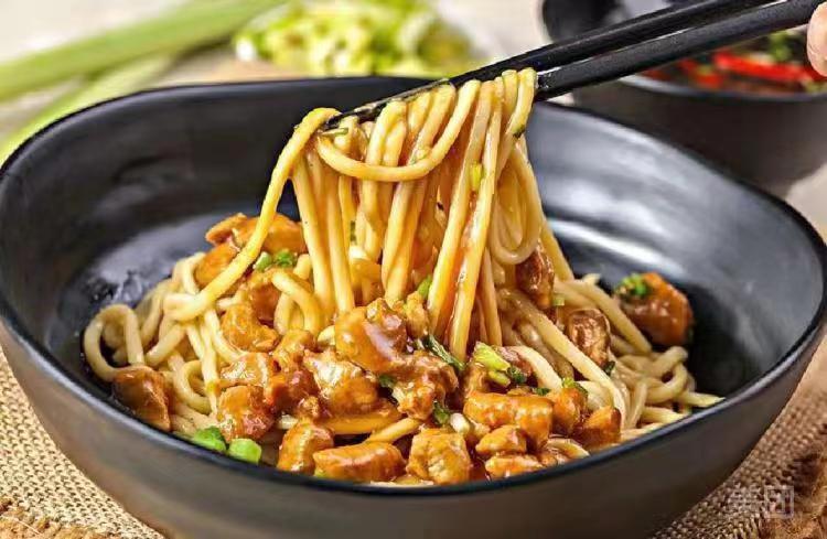 杏鲍鱼菇卤肉拌面图片