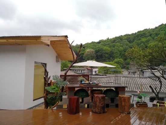         长沙逅院民宿(麓山南路口