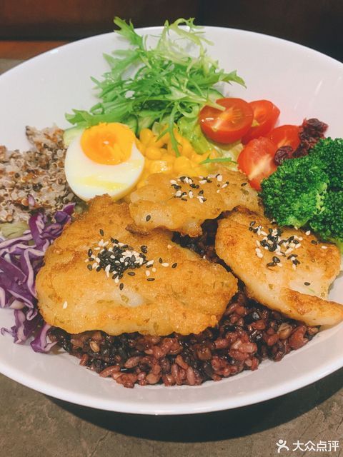 香煎巴沙鱼沙拉图片