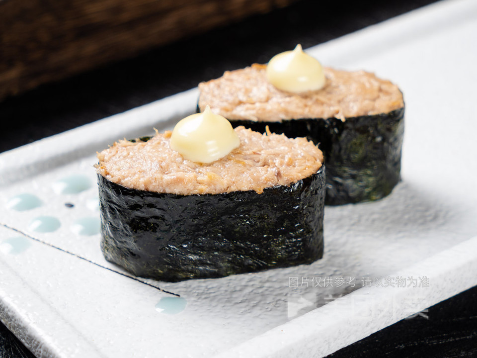 吞拿鱼沙律寿司图片