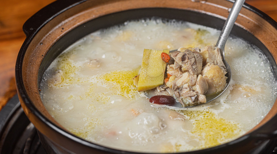 特色山姜头鸡汤图片