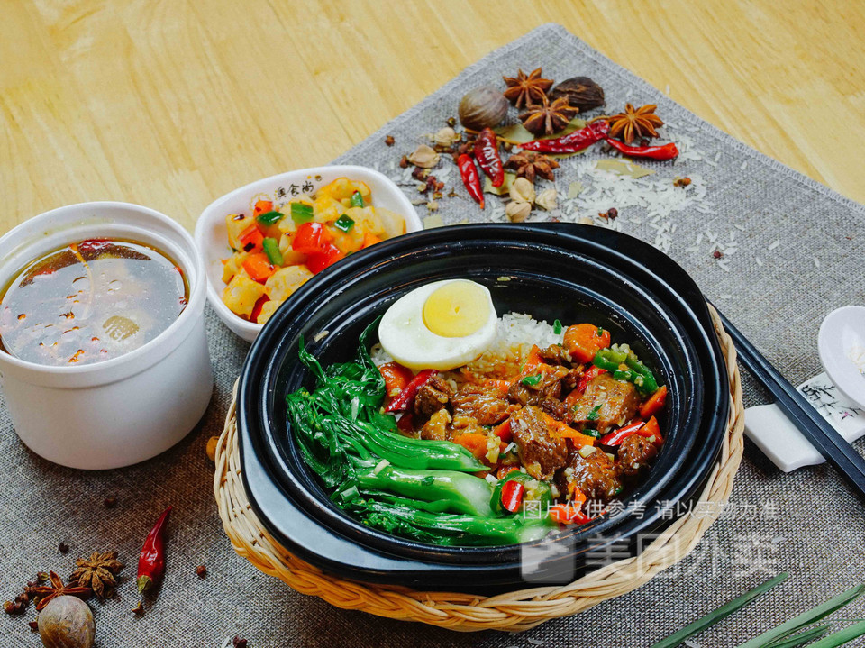 卤牛肉煲仔饭图片