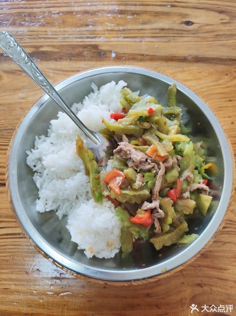 苦瓜炒肉盖浇饭图片