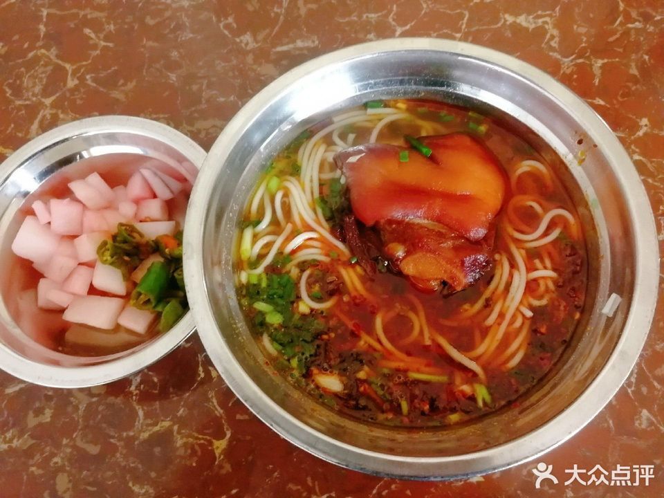 境航红烧大蹄花粉面馆