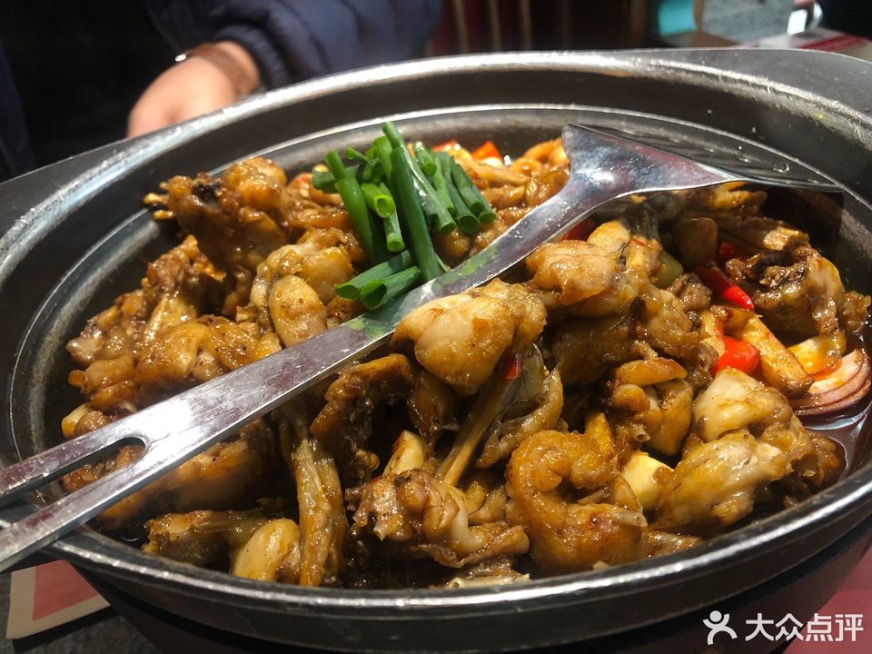 青椒紫苏锅推荐菜:蛙小侠(八佰伴中心店)位于无锡市锡山区锡沪路东亭