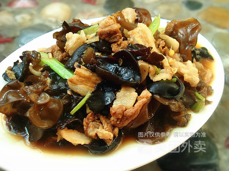 木耳炒肉盖浇饭图片