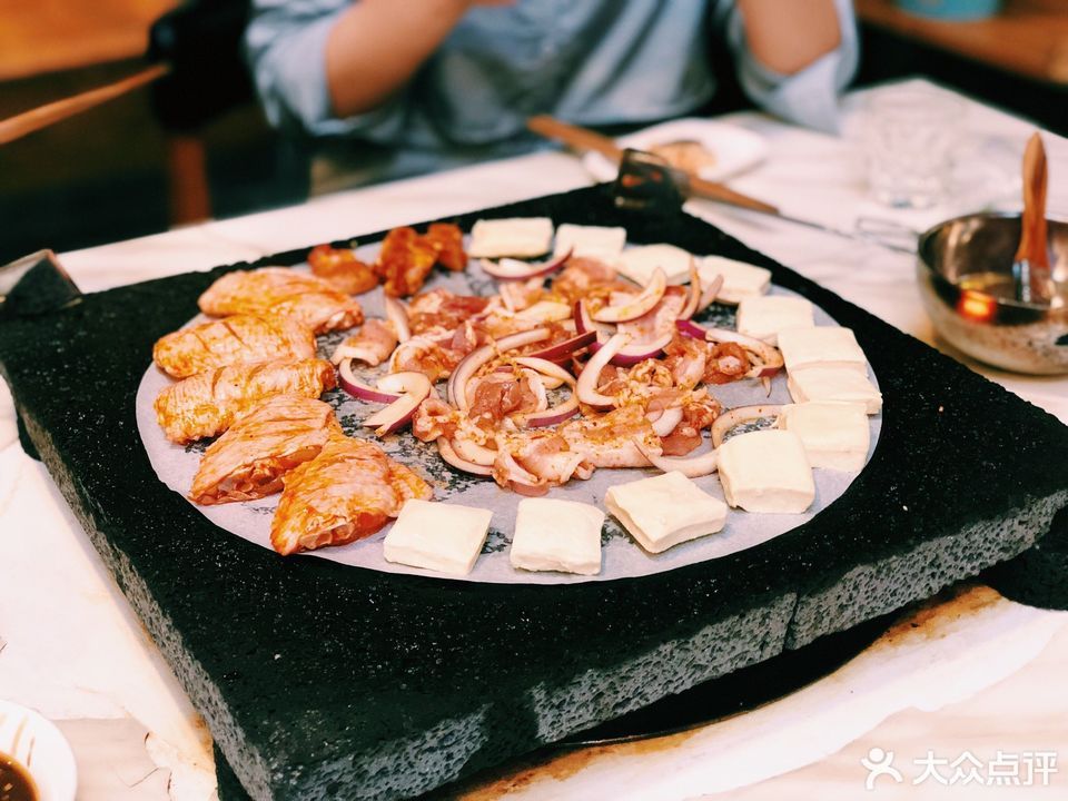 季老板的火塘特色火山石烤肉和顺店