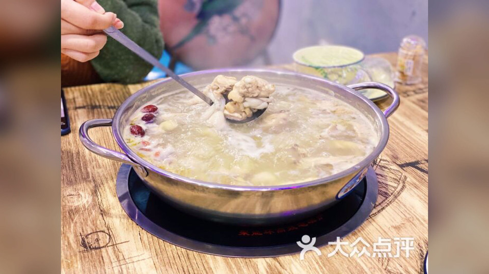 推荐菜:百味鸡煲位于常州市金坛区北环东路58-9号(我家日料隔壁)