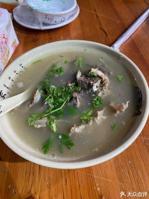 诸暨店口阿锋烧烤吧位于绍兴市诸暨市店口镇江东路109号湄池老桥头