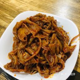 的 但是水煮的味道属实一般 拌面味道还行 然后凉拌肠衣和卤鸡脚味