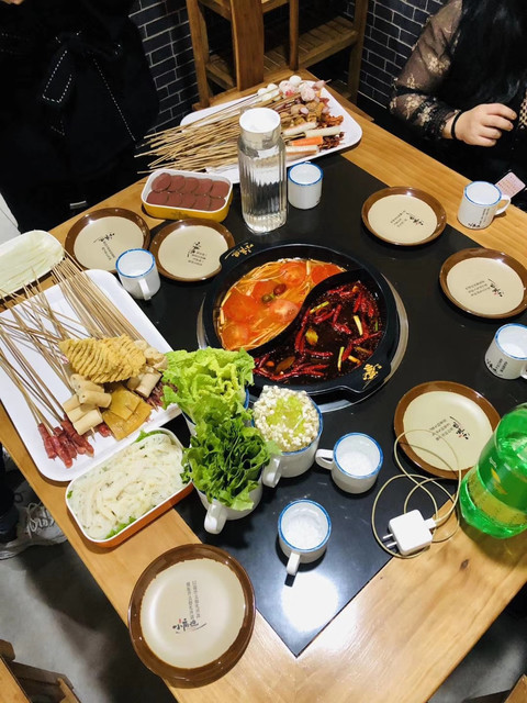 推荐菜:小扁担串串火锅位于邢台市内丘县振兴东路与朝阳南大街交叉口