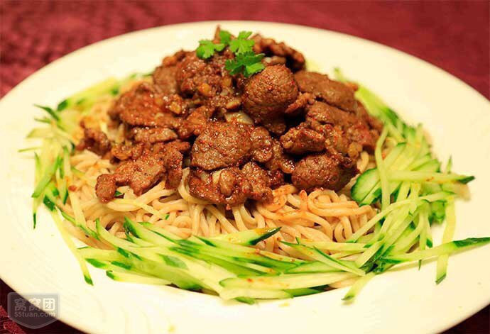 特色黄面烤肉图片