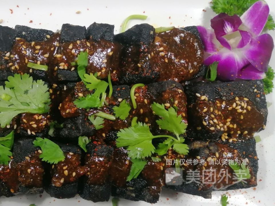 黑色经典油炸臭豆腐图片