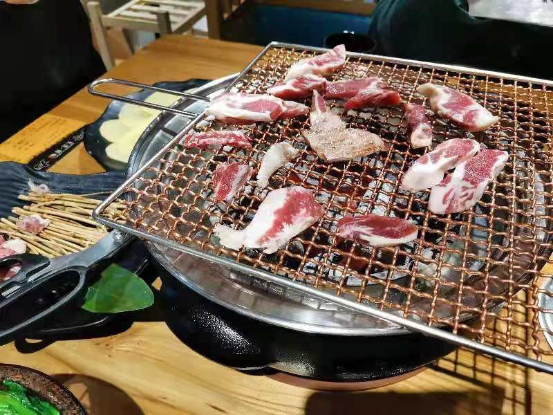 黑牛雪花调味五花肉推荐菜:九味牛果木烤肉料理(岳西店)位于安庆市