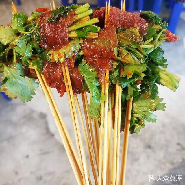 马路边边串串香