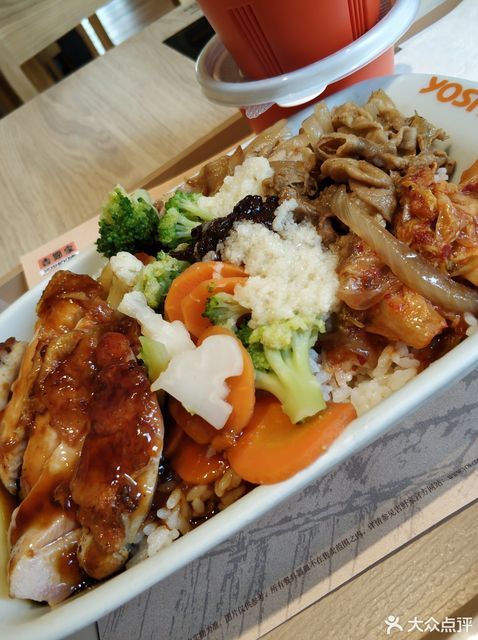 辣白菜猪肉鸡肉双拼饭图片