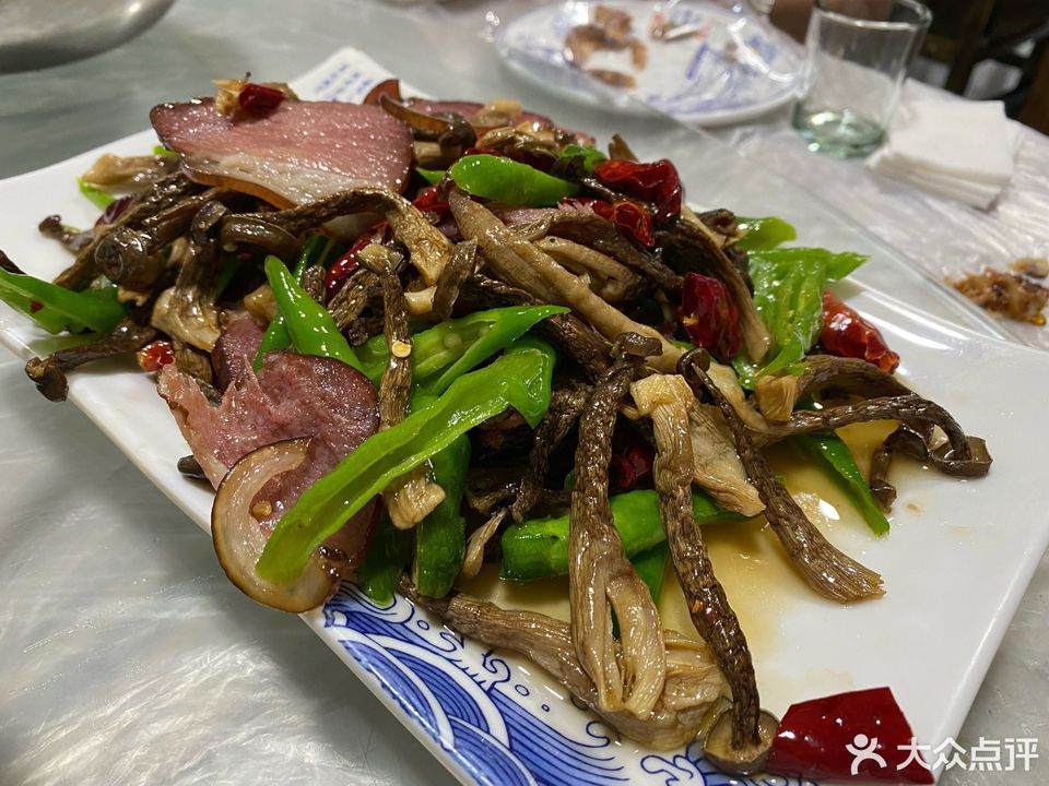 野生菌炒腊肉图片