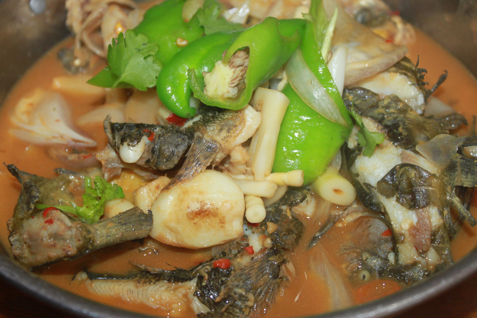 野生杂鱼煲图片