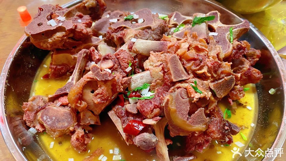 驴肉包子驴排推荐菜:土财主小毛驴位于烟台市福山区泰山路与珠江路