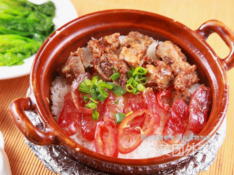 滑鸡拼腊味煲仔饭图片