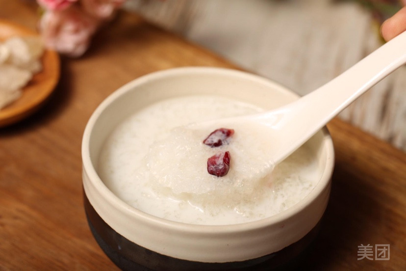 椰汁炖雪燕图片