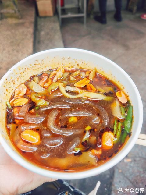 八哥酸辣粉(东门町店)位于深圳市罗湖区东门街道人民北路永新街深圳市