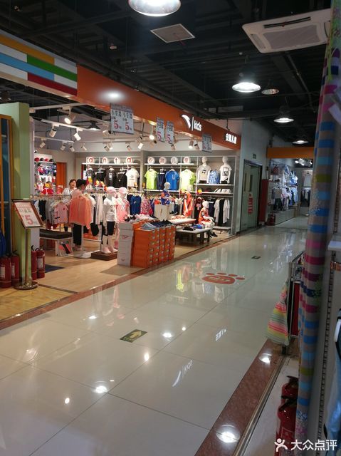 安踏童装(亿潼隆万丰购物店)