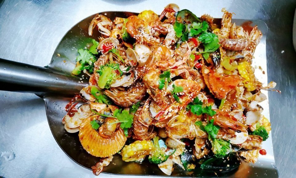 大铁锹手抓海鲜图片