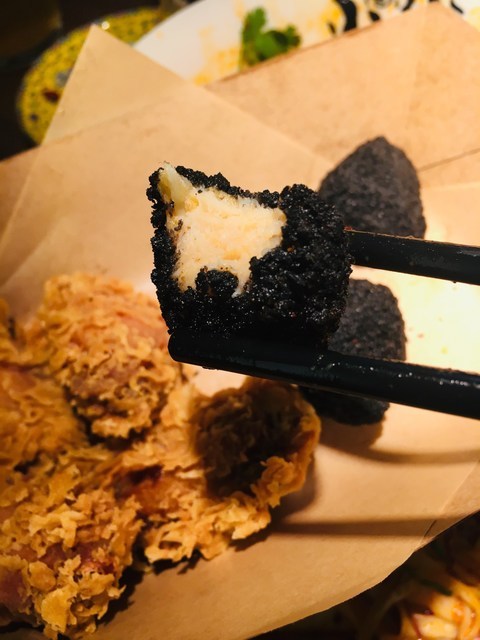 炸爆汁黑金鸡块图片