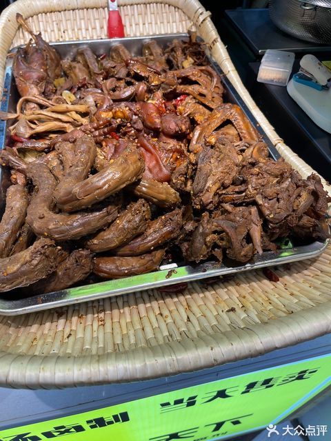 街向南200米推荐菜:鸭腿鸭翅鸡爪分类:餐馆;餐饮;小吃;中餐;卤味鸭脖