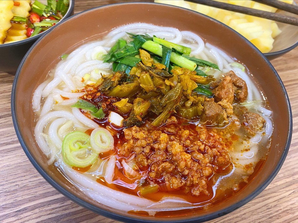 焖肉炸酱米线图片